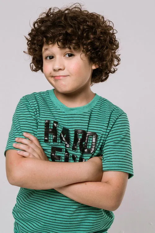 Gabriel Miller interpretando a