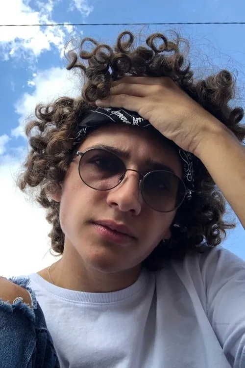 Gabriel Moura interpretando a 