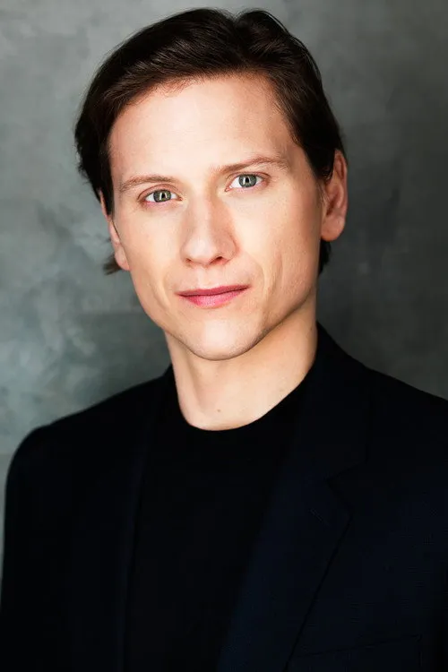 Gabriel Rysdahl interpretando a Cater Waiter
