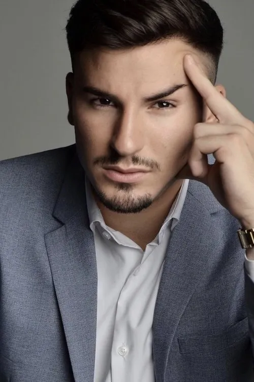 Gabriel Salerno interpretando a Kevin