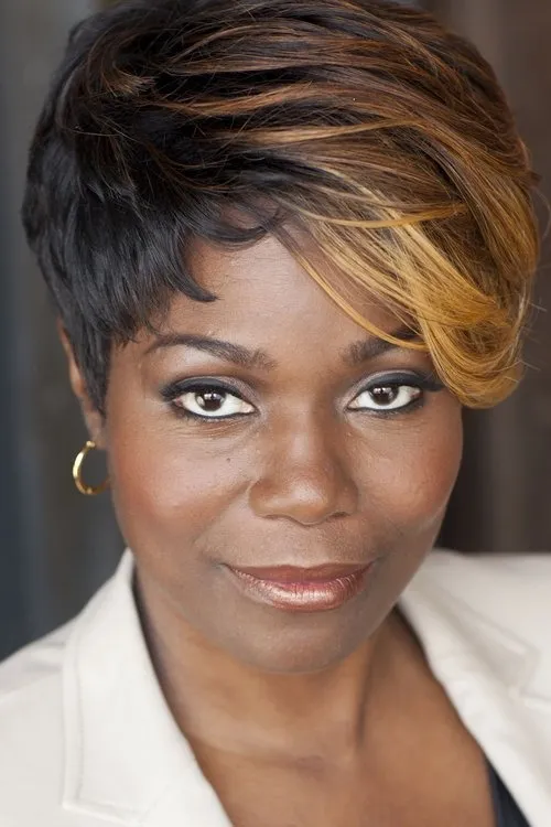 Gabrielle Lott-Rogers interpretando a Rafiqa