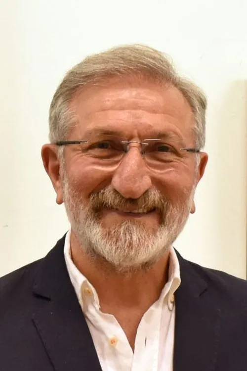 Gafur Uzuner interpretando a 