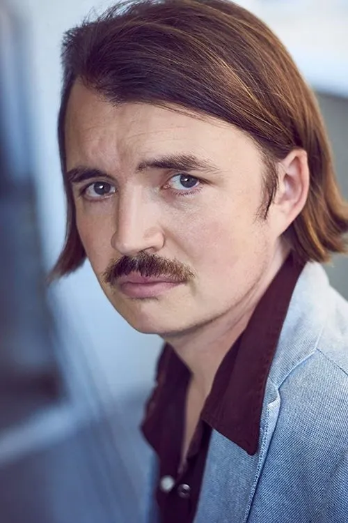 Galen Howard interpretando a Simon