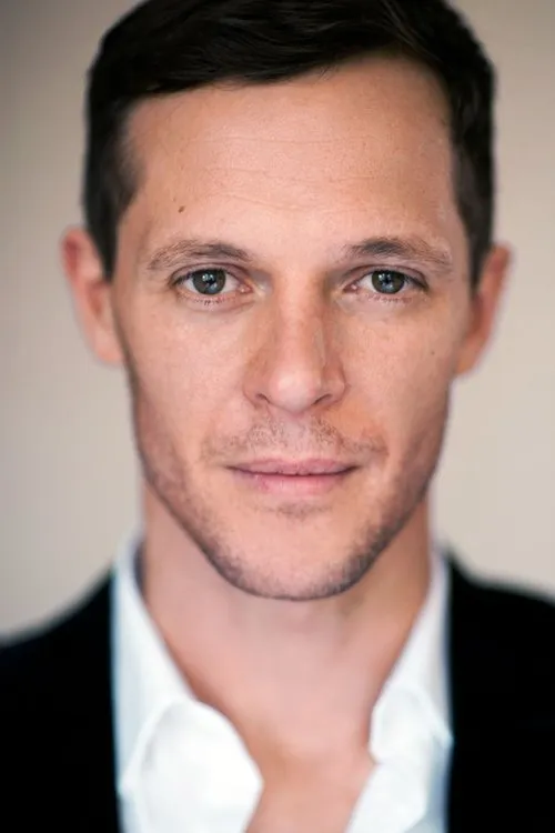 Gareth Reeves interpretando a Major Pritchard Carlysle