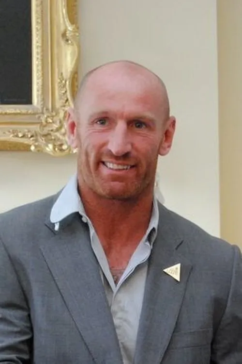 Gareth Thomas interpretando a Idris Llewelyn