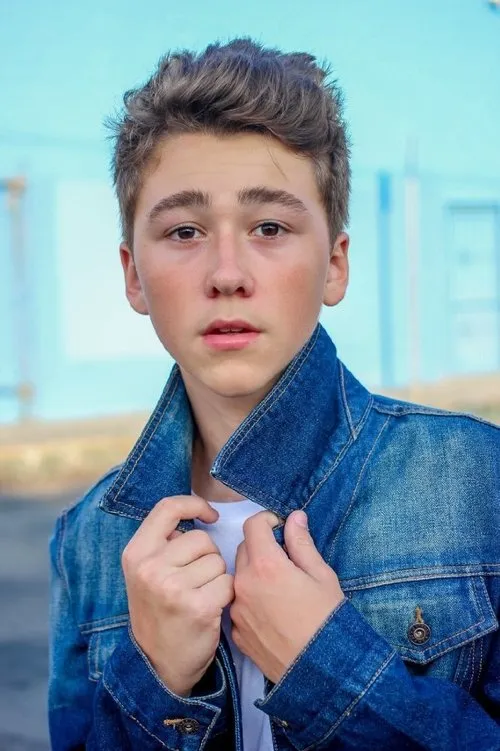 Garren Stitt interpretando a Lance Keely