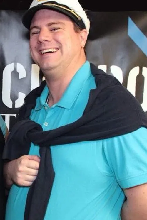 Garrett Bernard interpretando a Alexander G. Bernard