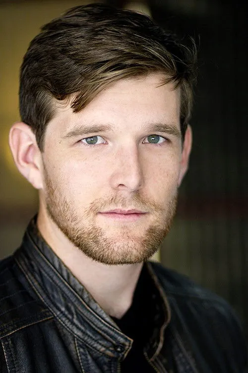 Garrett Schweighauser interpretando a Sage