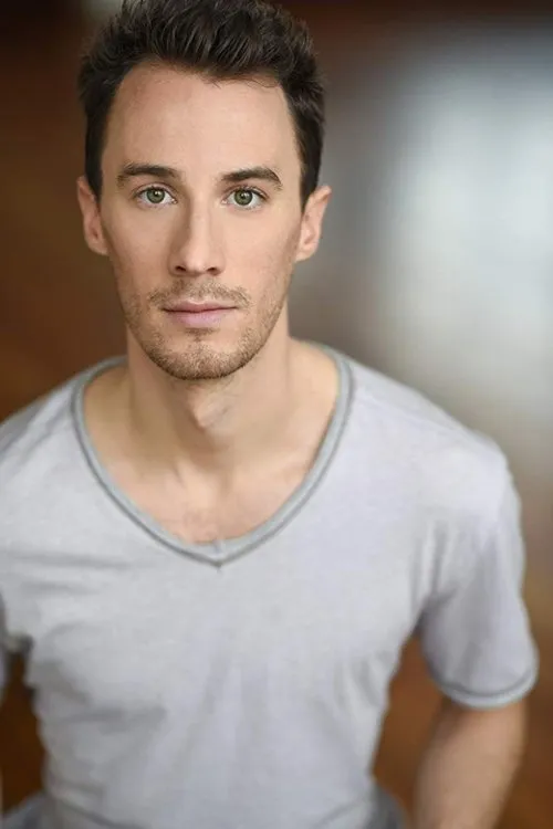 Garrett Young interpretando a Trent