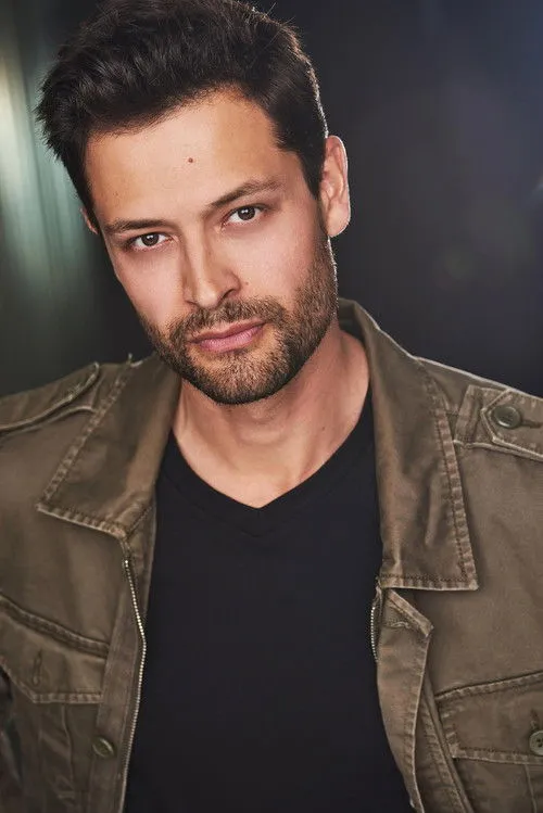 Garrison Oliver Gross interpretando a Sentinel