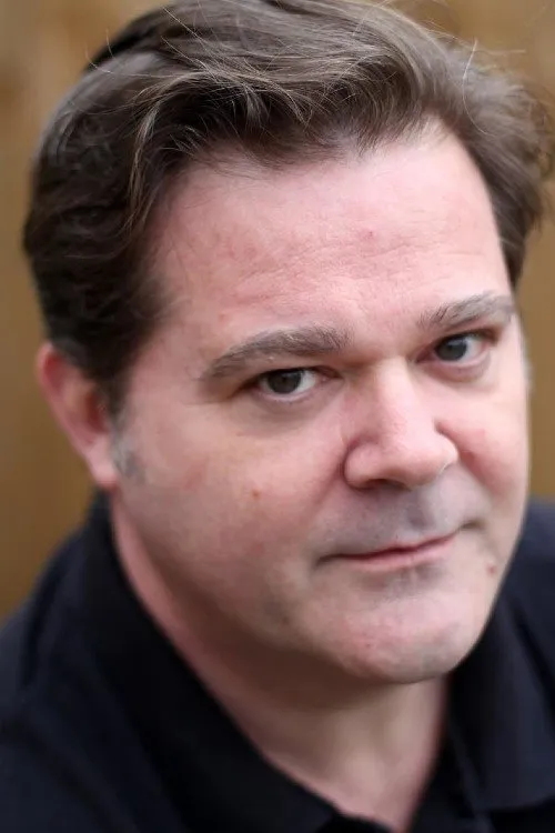 Gary Bleasdale interpretando a Kevin Dean