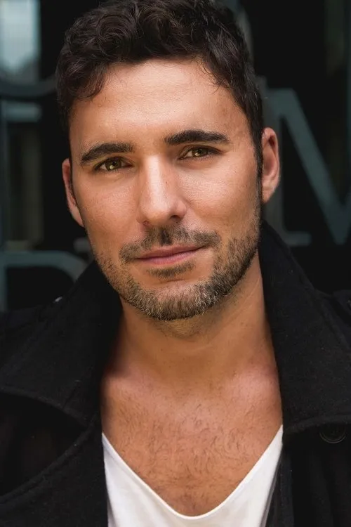 Gary Brun interpretando a Camo