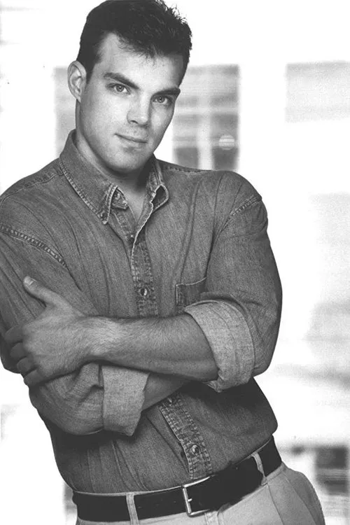 Gary Castro Churchwell interpretando a Bill (fraternity president)