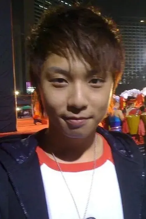 Gary Cheng Ka-Wai interpretando a Roberto