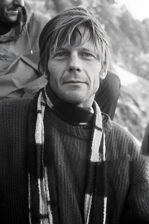 Gary Hemming interpretando a Self (archive footage)