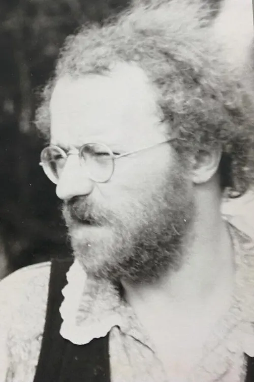 Gary McKeehan interpretando a Mike Trellan