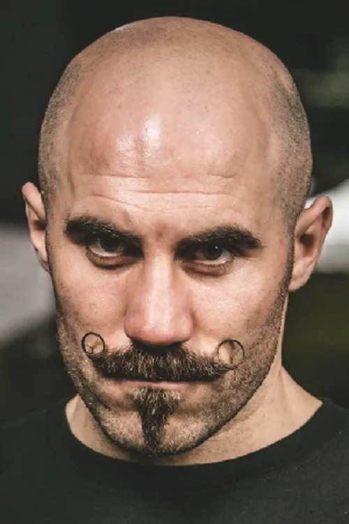 Gary O’Sullivan interpretando a Self