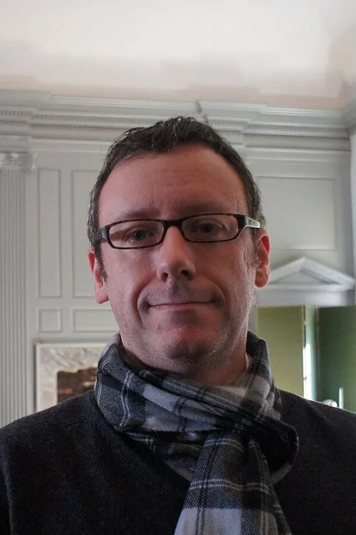 Gary Whitta interpretando a Himself