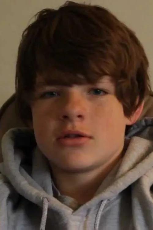 Gavin Brown interpretando a Marty