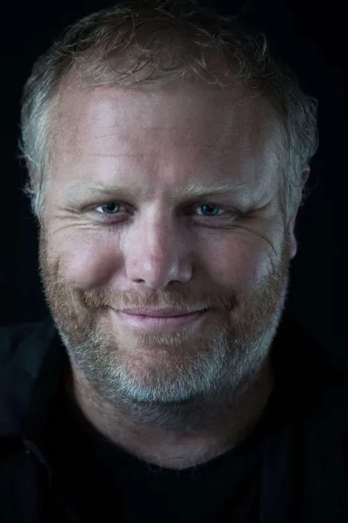 Gavin Rutherford interpretando a Guard