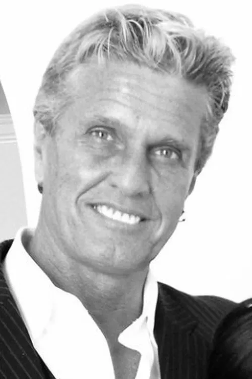 Gavin Smith interpretando a Sportsman's Lounge Bartender