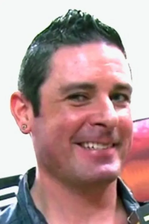 Gavin Steele interpretando a 