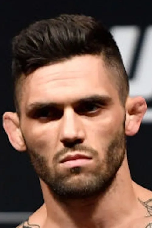 Gavin Tucker interpretando a Self