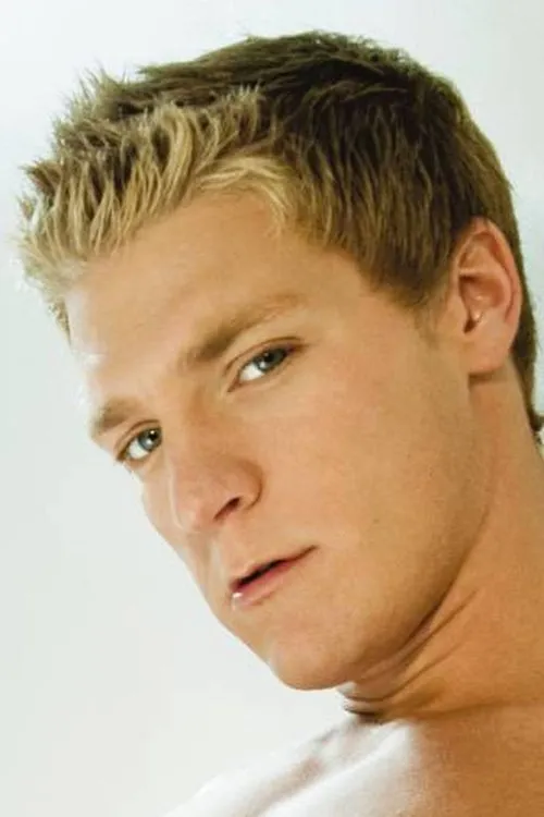 Gavin Waters interpretando a 