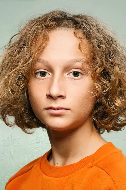 Gavril Dartevelle interpretando a Charles-Henri