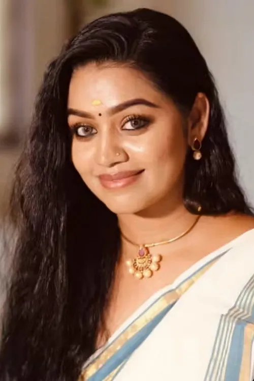 Gayathiri Yuvaraj interpretando a Malini
