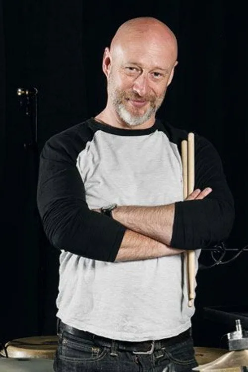 Ged Lynch interpretando a Himself - Drums