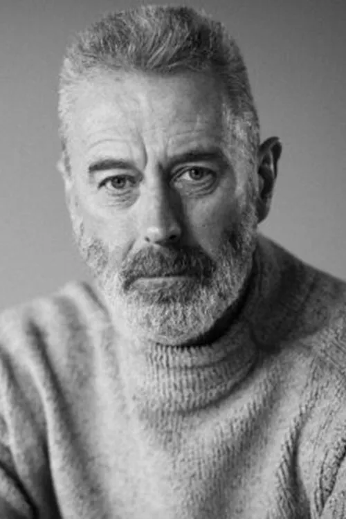 Ged Simmons interpretando a Tommy Smith