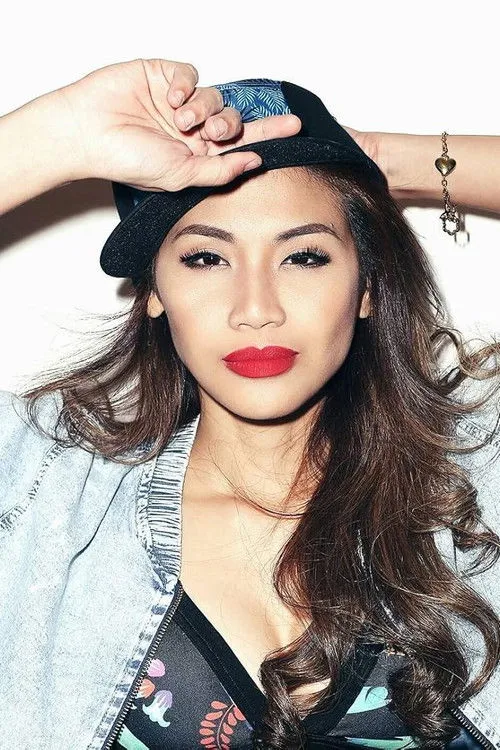 Gee Canlas interpretando a 