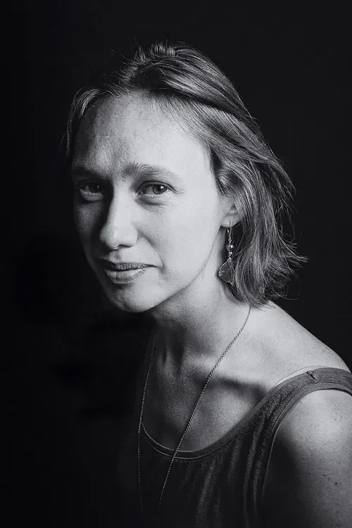 Gelsey Bell interpretando a Pearl White