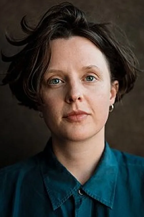 Gemma Lawrence interpretando a Phoebe