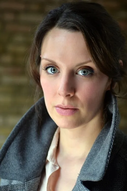 Gemma Paige North interpretando a Liz