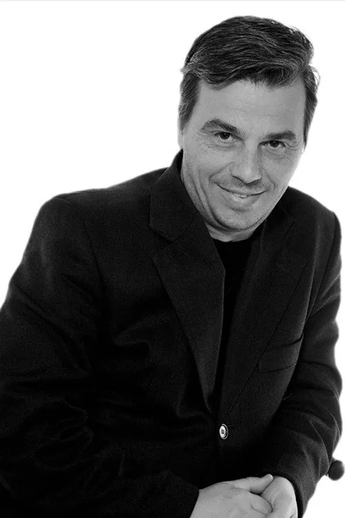 Genci Mosha interpretando a Gëzimi