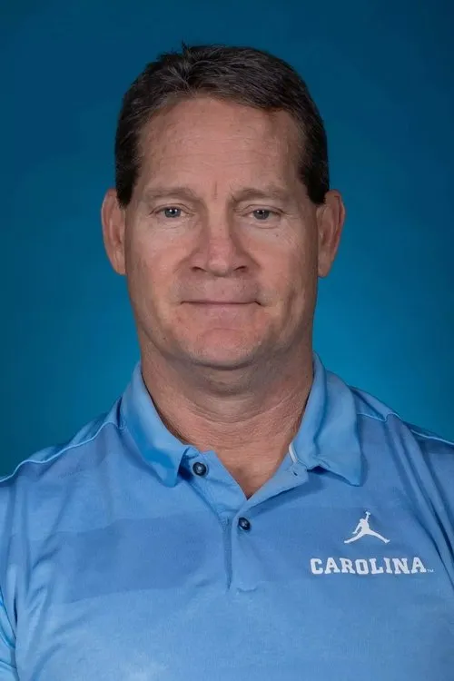 Gene Chizik interpretando a Himself