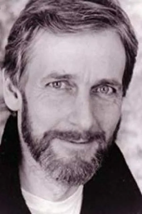 Gene Foad interpretando a Peter