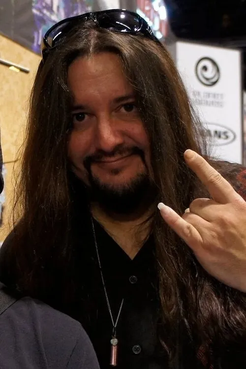 Gene Hoglan interpretando a Drums