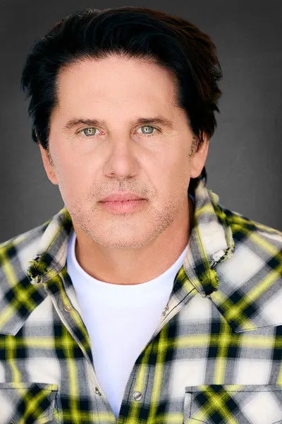 Gene Rathswohl interpretando a Brick Logan