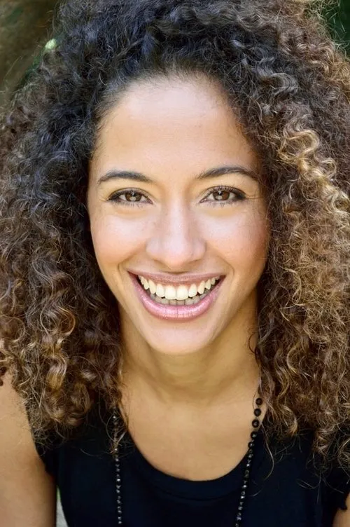 Genevieve Capovilla interpretando a Young Maria