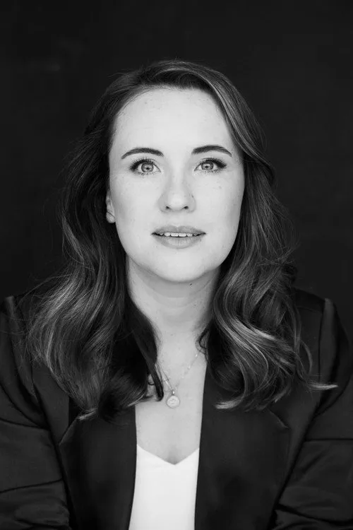 Genevieve Clay-Smith interpretando a Nancy Cakebread