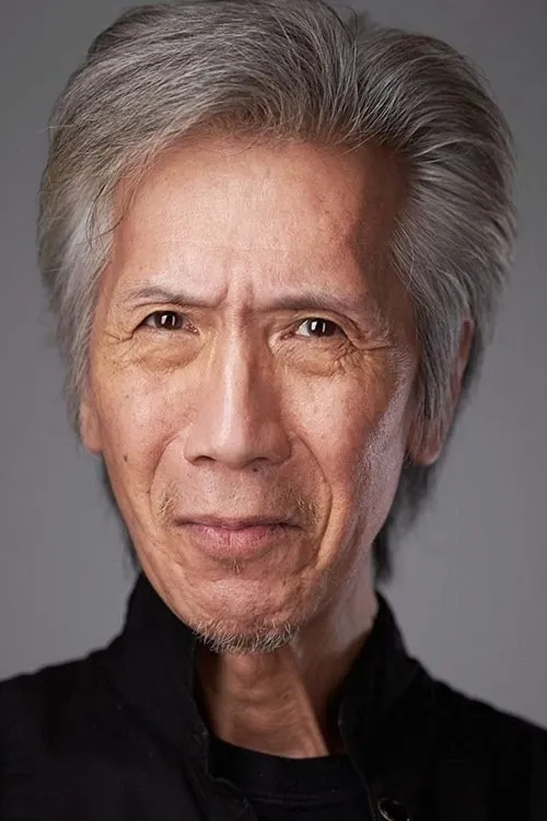 Geoff Lee interpretando a Tom