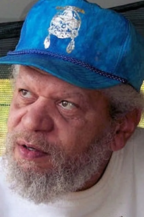 Geoff Outlaw interpretando a Roger Crowther