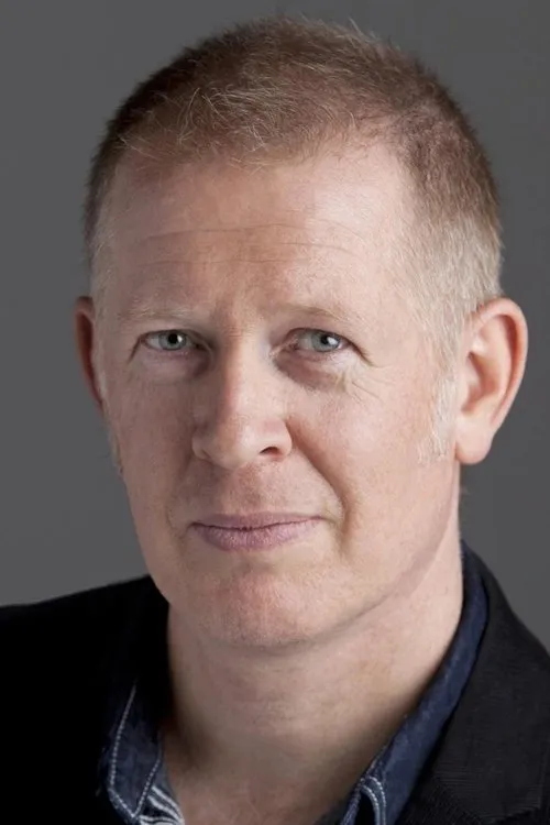 Geoff Paine interpretando a Russell