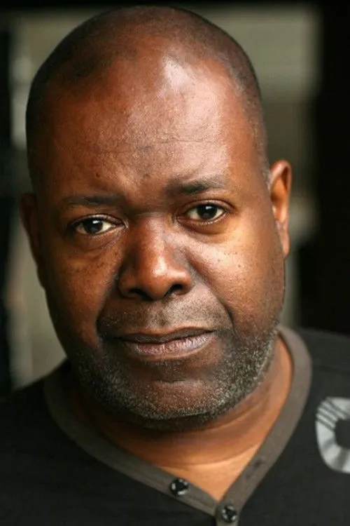 Geoffrey Aymer interpretando a Present Day Haise