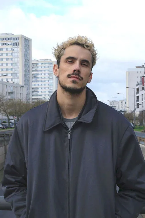 Geoffrey Soto interpretando a Homme 1