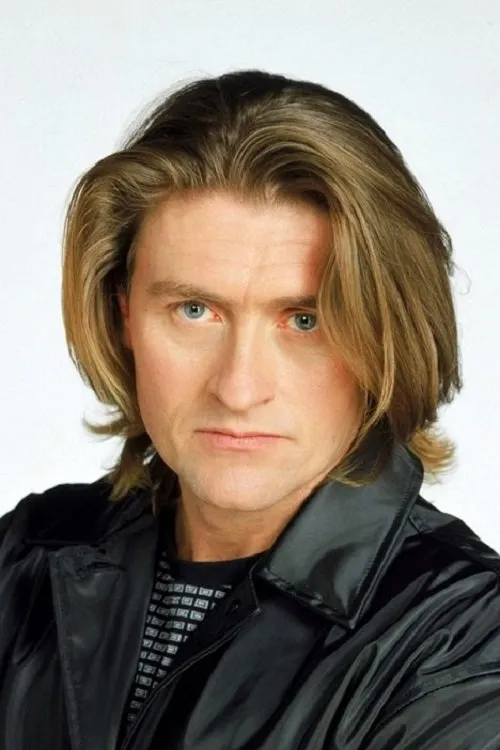 Geordie Johnson interpretando a Paul