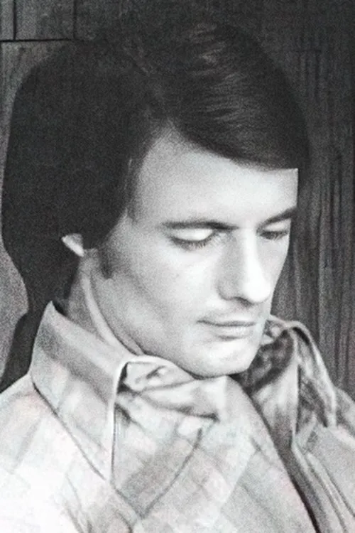 George Marcus interpretando a (segments